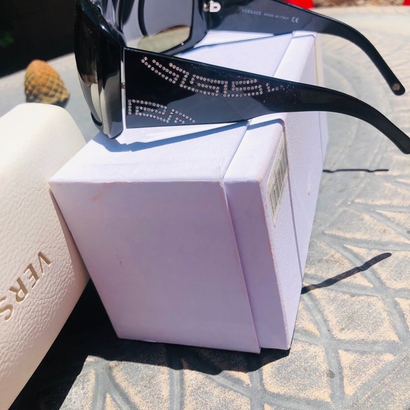 Versace women’s sunglasses. Authentic main image 4